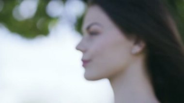 Genç kadın açık havada güzel. Yakınlaştırma kaydırıcısı ile