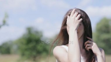 Genç kadın açık havada güzel. Güneş ışığı zevk