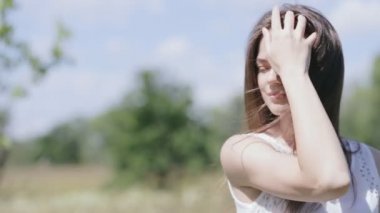 Genç kadın açık havada güzel. Güneş ışığı zevk