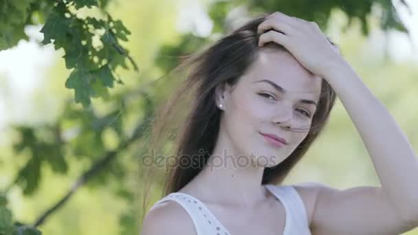 Joven bonita mujer al aire libre — Vídeos de Stock