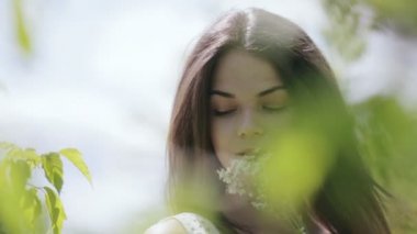 Genç güzel kadın yeşil yaprakları vurdu