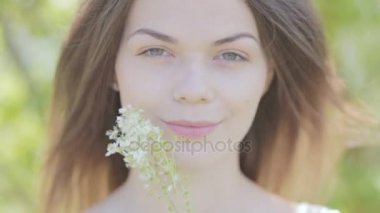 Beyaz çayır çiçek genç güzel kadın. Portre