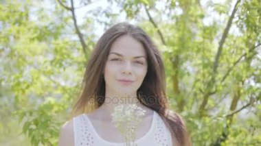 Beyaz çayır çiçek olan güzel kadın