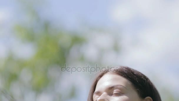 Mooie jongedame met witte weide bloem — Stockvideo