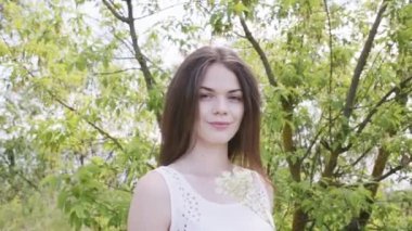 Genç kadın açık havada güzel. Yakınlaştırma ve uzaklaştırma