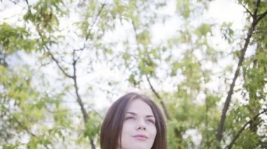 Genç güzel kadın açık havada arıyor