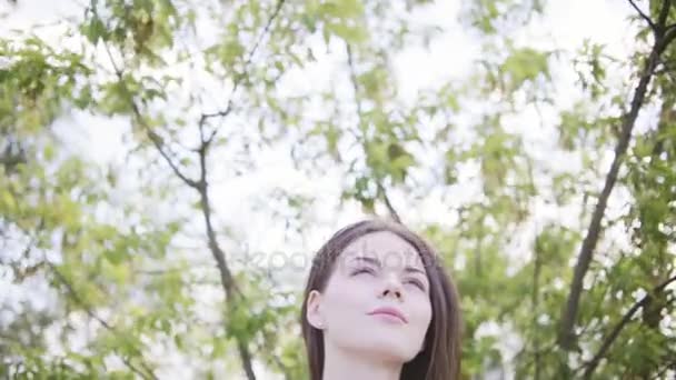 Joven bonita mujer al aire libre mirando hacia arriba — Vídeos de Stock