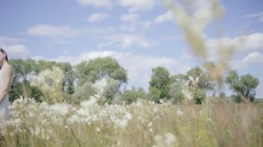 Çiçek çayır ortasında genç güzel kadın