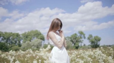 Ortasında çiçek çayır, genç güzel kadın aşağı bakıyor