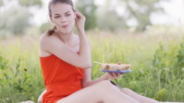 Piknik üzerinde genç bayan