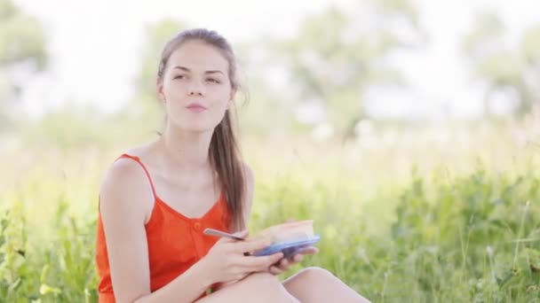 Junge Dame beim Picknick — Stockvideo