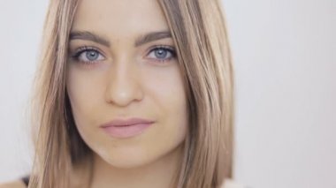 Beyaz arka planda genç bir kadın