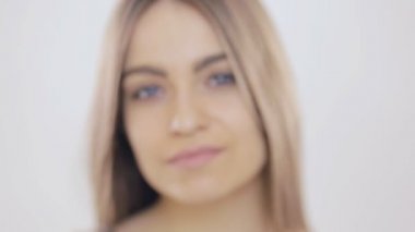 Beyaz arka planda genç bir kadın