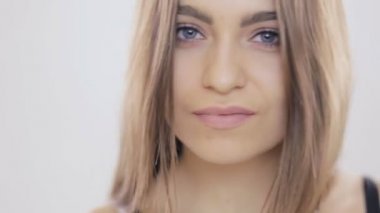 Beyaz arka planda genç bir kadın