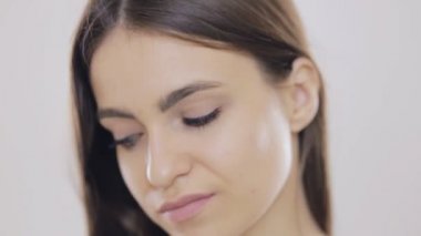 Beyaz arka planda genç bir kadın