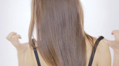 Beyaz arka planda genç bir kadın