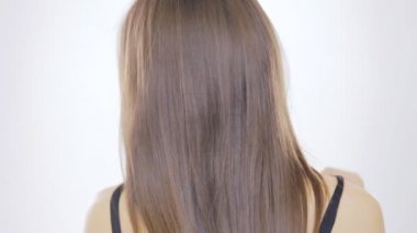 Beyaz arka planda genç bir kadın