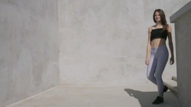Açık havada etrafında dönen genç kadın dansçı. Ağır çekim