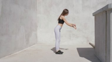 Açık havada ağır çekimde kafa sallayarak dansçı genç kadın