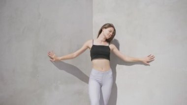 Açık havada ağır çekimde kafa sallayarak dansçı genç kadın