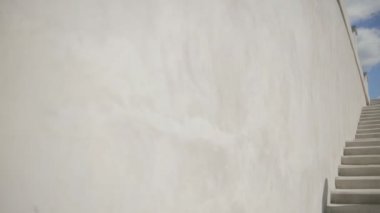 Ağır çekimde kafa sallayarak merdivenlerde genç kadın dansçı