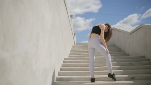 Bailarina joven en las escaleras sacudiendo la cabeza en cámara lenta — Vídeos de Stock