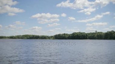 Nehir kenarında duran genç çekici kadın