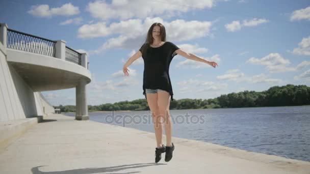 Bailarina joven mujer al aire libre saltando — Vídeo de stock