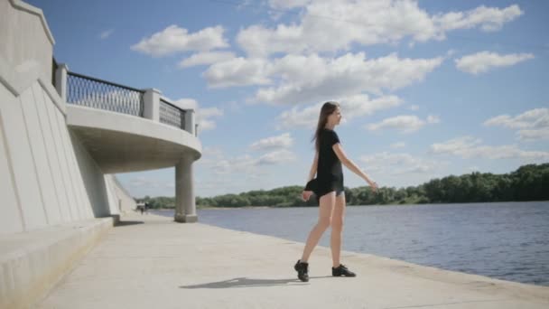 Danseuse jeune femme en plein air tournant autour — Video