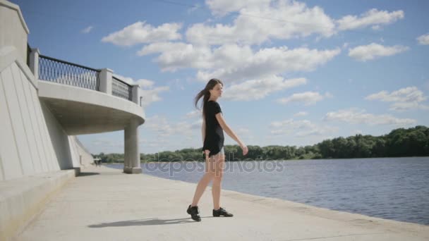 Danseuse jeune femme en plein air tournant autour. Mouvement lent — Video