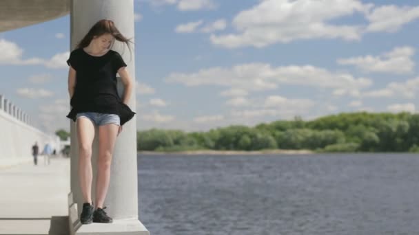 Jonge mooie vrouw stond in de buurt van rivier — Stockvideo