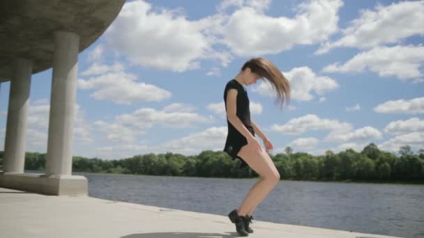 Femme danseuse à l'extérieur secouant la tête au ralenti — Video