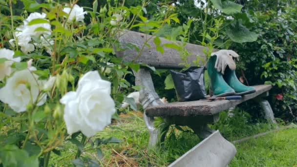 Silencio con herramientas de jardinería y ropa — Vídeo de stock