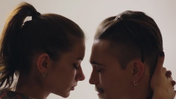 Гетеросексуальная пара в студии — стоковое видео