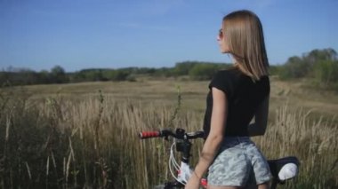 Bisikletli genç kadın