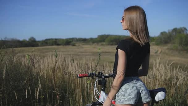 自転車を持つ若い女性 — ストック動画
