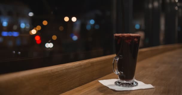 Copa con cóctel en la mesa del bar — Vídeo de stock