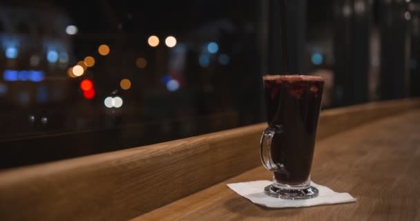 Стекло с коктейлем на барном столе — стоковое видео