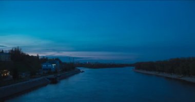 Nehri üzerinde mavi saat