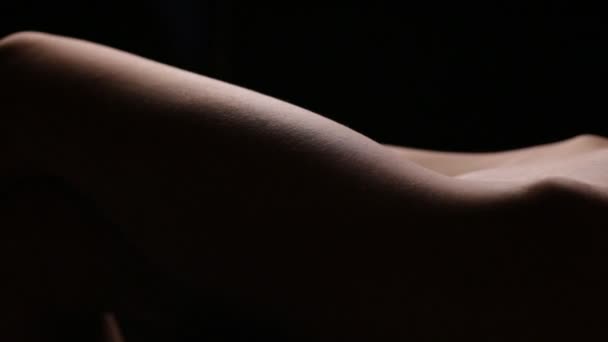 Las piernas y el vientre de la mujer hermosa. Bucle — Vídeos de Stock