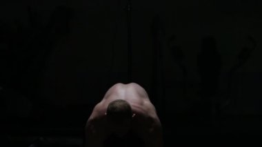 Karanlıkta vücut geliştirmeci egzersiz