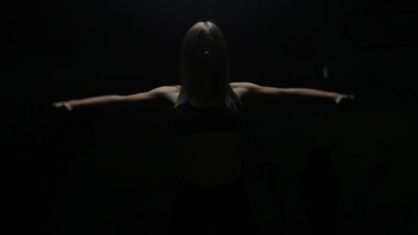 Fiatal nő alkalmas sötétben — Stock videók