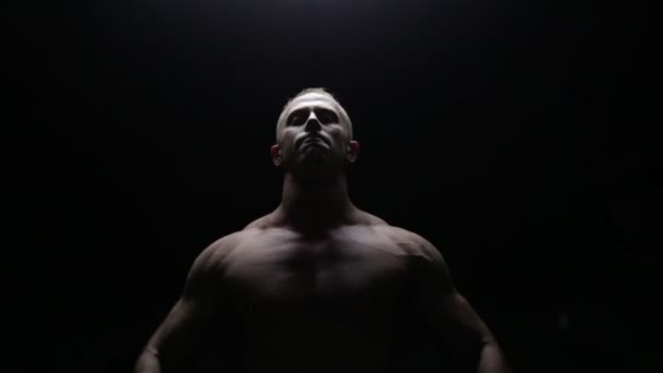Bodybuilder träning i mörker — Stockvideo