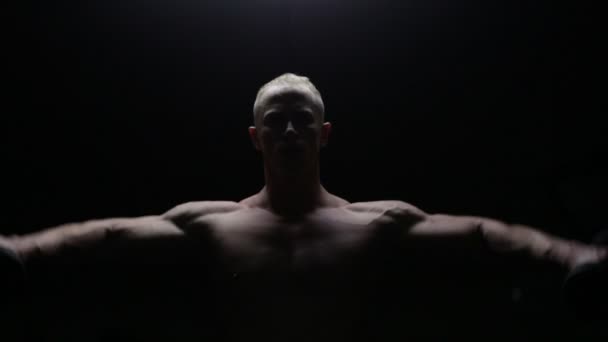 Bodybuilder-Training im Dunkeln — Stockvideo