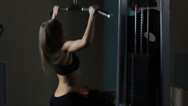 Fit blond i gym — Stockvideo