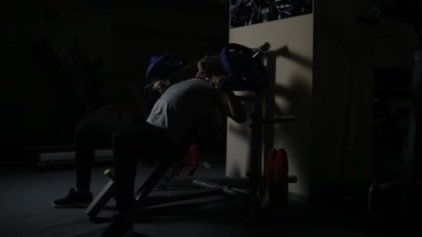 Cocok pria di gym — Stok Video