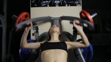 Spor salonunda formda sarışın