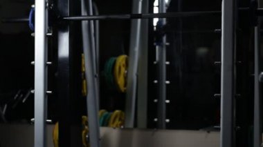 Spor salonunda formda sarışın