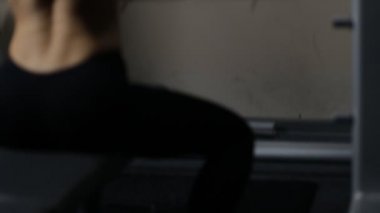 Spor salonunda formda sarışın