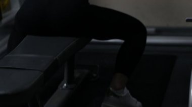 Spor salonunda formda sarışın